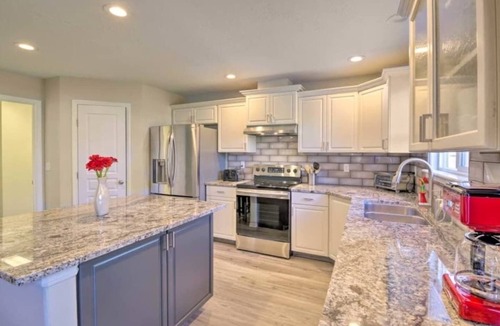 Star House | Upscale House for 17 with Firepit & Lovely Yard