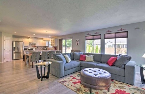 Star House | Upscale House for 17 with Firepit & Lovely Yard