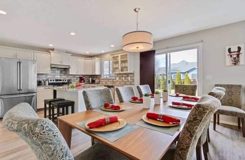 Star House | Upscale House for 17 with Firepit & Lovely Yard