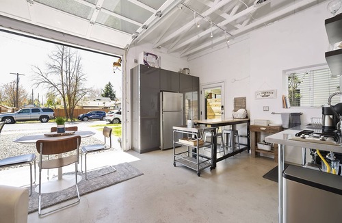 North End House | Upscale Hyde Park Urban Executive Suite w/Loft