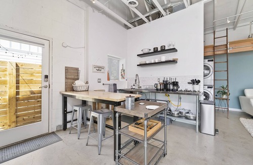 North End House | Upscale Hyde Park Urban Executive Suite w/Loft