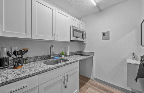 Highlands Apartment | Upscale King Bed Suite—Mins to Downtown JAX!