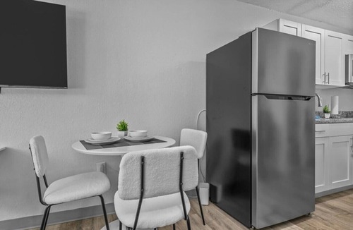 Highlands Apartment | Upscale King Bed Suite—Mins to Downtown JAX!