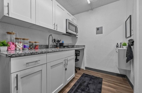 Highlands Apartment | Upscale King Bed Suite—Mins to Downtown JAX!