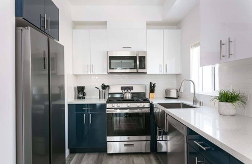 Historic Filipinotown Condo | Upscale LA Getaway Sleeps 8 with Free Parking
