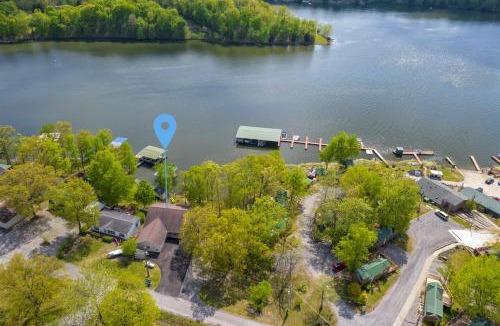 Marion House | Upscale Lakefront Home w Dock & Kayaks