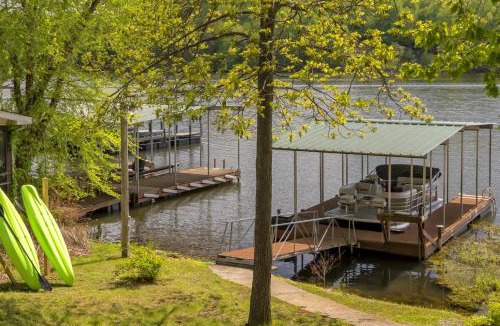 Marion House | Upscale Lakefront Home w Dock & Kayaks