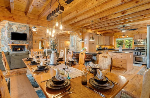 Black Mountain Cabin | Upscale log cabin: Hot Tub, Game Room, Sauna