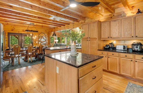 Black Mountain Cabin | Upscale log cabin: Hot Tub, Game Room, Sauna