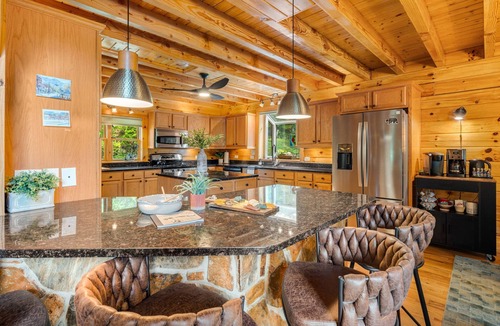 Black Mountain Cabin | Upscale log cabin: Hot Tub, Game Room, Sauna