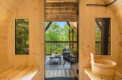Black Mountain Cabin | Upscale log cabin: Hot Tub, Game Room, Sauna