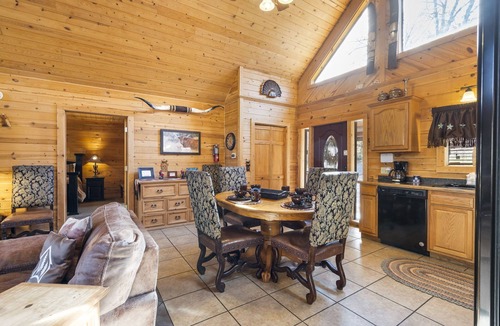 Branson Cedars Cabin | Upscale Log Cabin Over 2400 Sq Ft- Game Table-Free Tickets-Hot Tub-Car Charger-Near Thunder Ridge