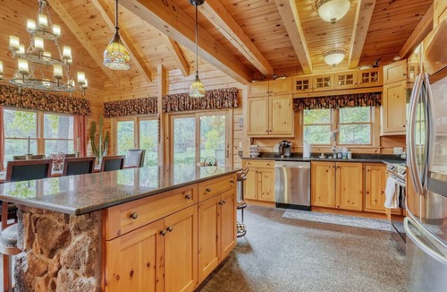 Perinton Cabin | Upscale log cabin w/20` ceilings, indoor hot tub & King beds