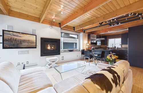 Whittier Heights House | Upscale Modern & Cozy Seattle Retreat