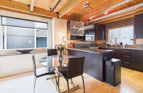 Whittier Heights House | Upscale Modern & Cozy Seattle Retreat