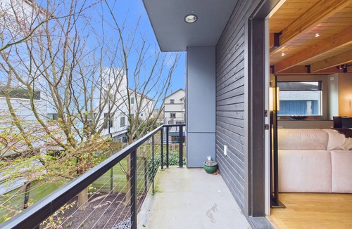 Whittier Heights House | Upscale Modern & Cozy Seattle Retreat