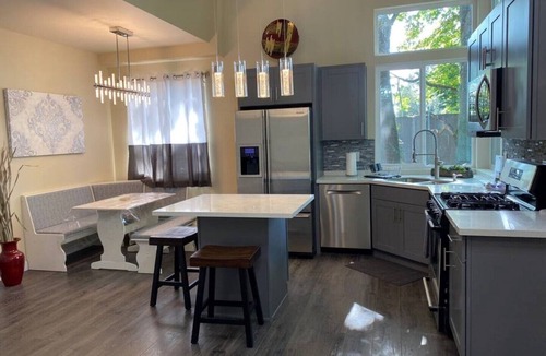 Kingsgate House | Upscale Modern Private Cottage