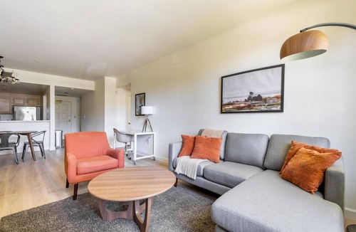 Mountain View Apartment | Upscale Mountain View 2BR w/Pool & Courtyard, nr Shops, by Blueground