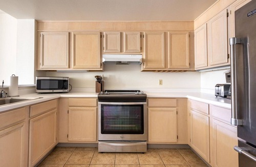 Mountain View Apartment | Upscale Mountain View 2BR w/Pool & Courtyard, nr Shops, by Blueground