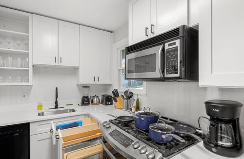 Jefferson Manor Apartment | Upscale Old Town Views 3BD Lux