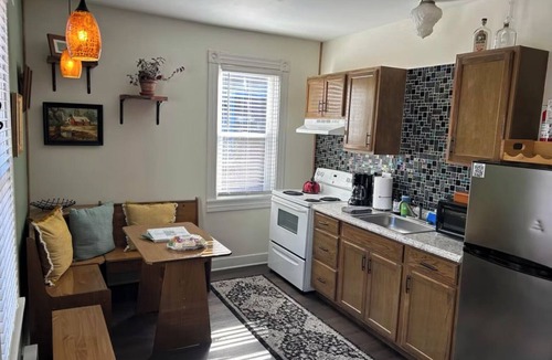 Ashfield Apartment | Upscale organic modern with whirl pool