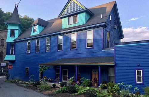 Ashfield Apartment | Upscale organic modern with whirl pool