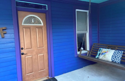 Ashfield Apartment | Upscale organic modern with whirl pool