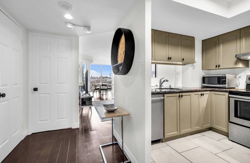Niagara Condo | Upscale Penthouse with STUNNING Views! | Free Parking