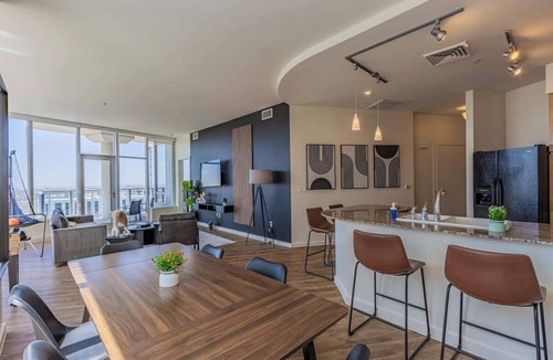 Downtown Phoenix Apartment | Upscale PHX Stay | Pool,Gym,Balcony,W/D,Parking
