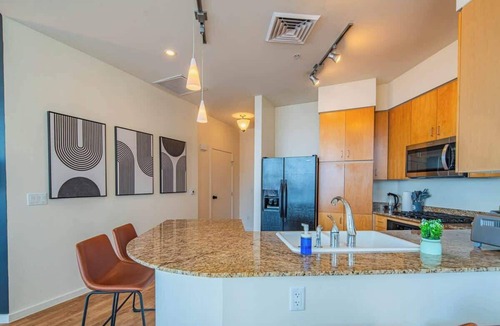 Downtown Phoenix Apartment | Upscale PHX Stay | Pool,Gym,Balcony,W/D,Parking
