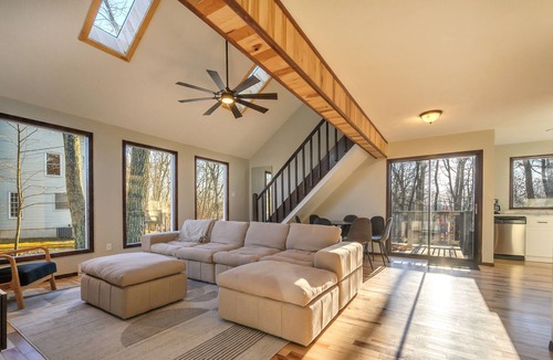 East Stroudsburg Cabin | Upscale Poconos Cabin w/ Pool and Lakes