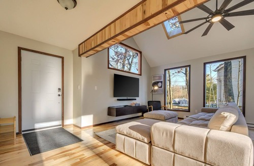 East Stroudsburg Cabin | Upscale Poconos Cabin w/ Pool and Lakes