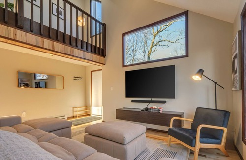 East Stroudsburg Cabin | Upscale Poconos Cabin w/ Pool and Lakes