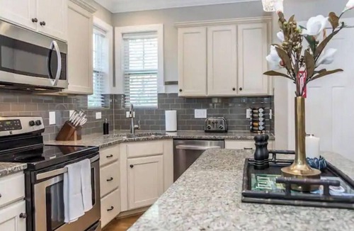 Southwest Raleigh House | Upscale Raleigh~PNC Arena~NC State~EVCharger!
