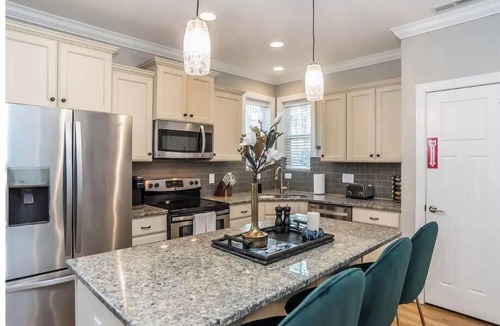 Southwest Raleigh House | Upscale Raleigh~PNC Arena~NC State~EVCharger!