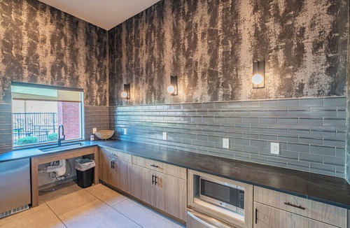 Glendale Apartment | Upscale Retreat in Glendale | Pool Gym Parking