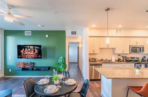 Glendale Apartment | Upscale Retreat in Glendale | Pool Gym Parking