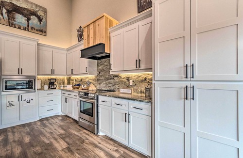 Glenwood Cabin | Upscale Riverfront Home w/Beach & Fire Pit!