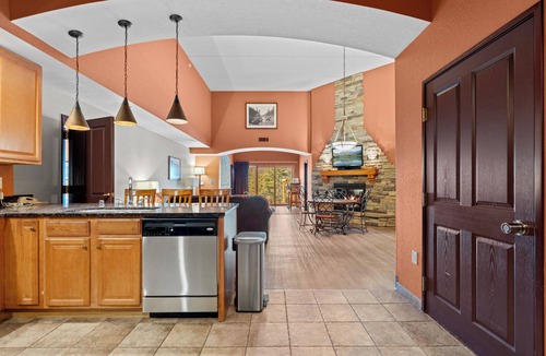 Wisconsin Dells Apartment | Upscale, Riverview, 3BR, 3BA, 2040SF, Main floor, 14ft Ceiling