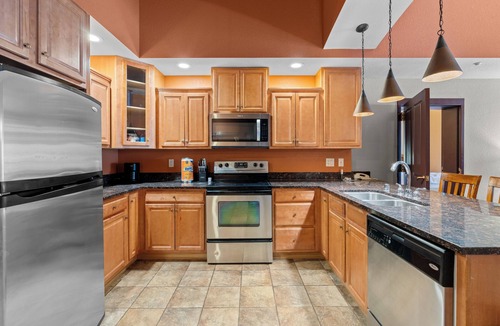Wisconsin Dells Apartment | Upscale, Riverview, 3BR, 3BA, 2040SF, Main floor, 14ft Ceiling