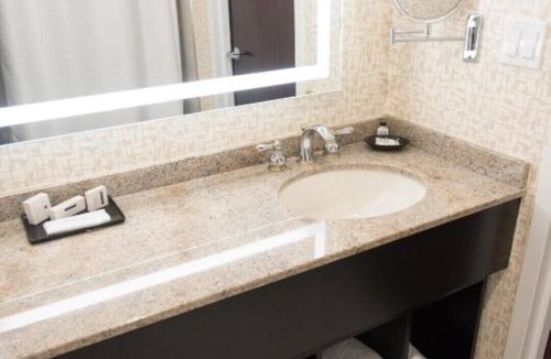 Edison House | Upscale Room Near Edison Convention Center