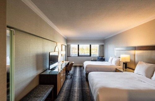 Edison House | Upscale Room Near Edison Convention Center