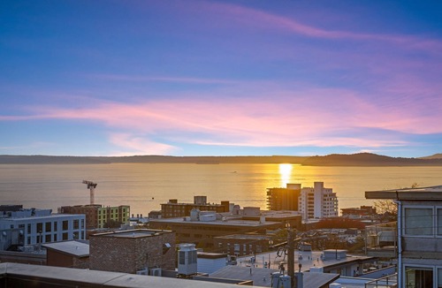 Lower Queen Anne House | Upscale Seattle Stay with Unforgettable Rooftop Views