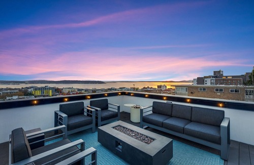 Lower Queen Anne House | Upscale Seattle Stay with Unforgettable Rooftop Views