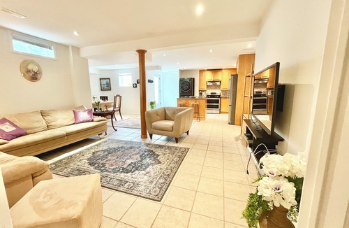 Newmarket Apartment | Upscale Spacious Private unit in Newmarket Pet-Friendly + Free Parking
