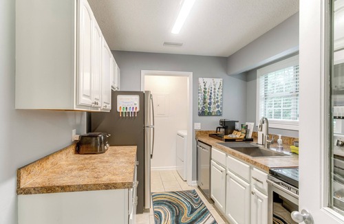 Saint Simons Heights Condo | Upscale St. Simons Condo: Sunroom & Steps to Pool!