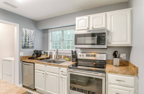 Saint Simons Heights Condo | Upscale St. Simons Condo: Sunroom & Steps to Pool!