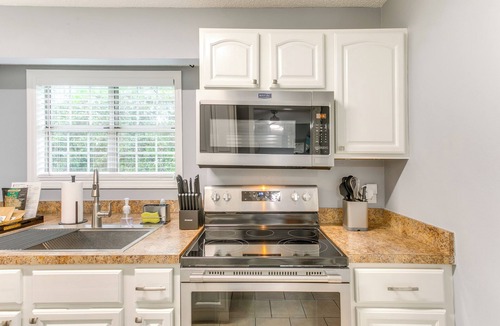 Saint Simons Heights Condo | Upscale St. Simons Condo: Sunroom & Steps to Pool!