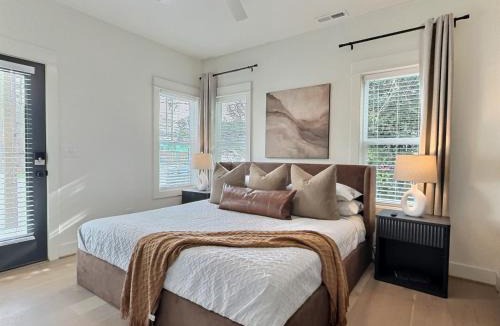 Forest Park Apartment | Upscale Stay, Free Parking, Walk to Eats and Parks