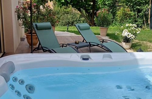 Bligny sur Ouche Apartment | Upscale suite with private spa and indoor pool.